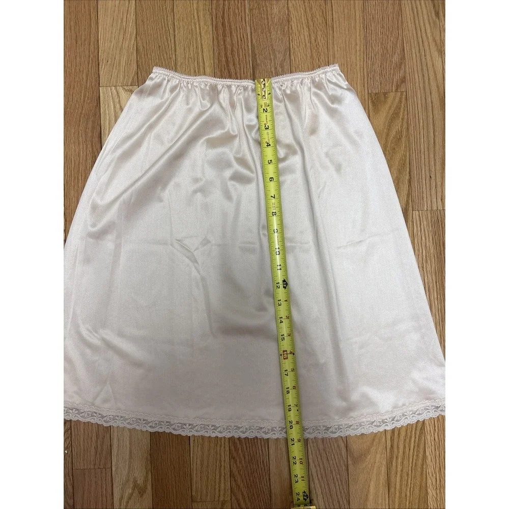 Woman's Warners Apricot Colored Perfect Measure Half Slip Lace Hem - Large